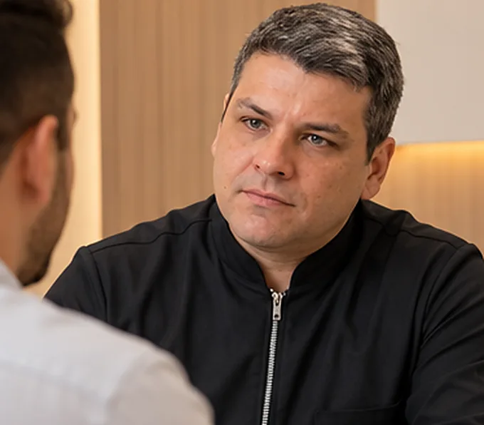 Dr. Renato H. Cesar em consulta de avaliação com um paciente