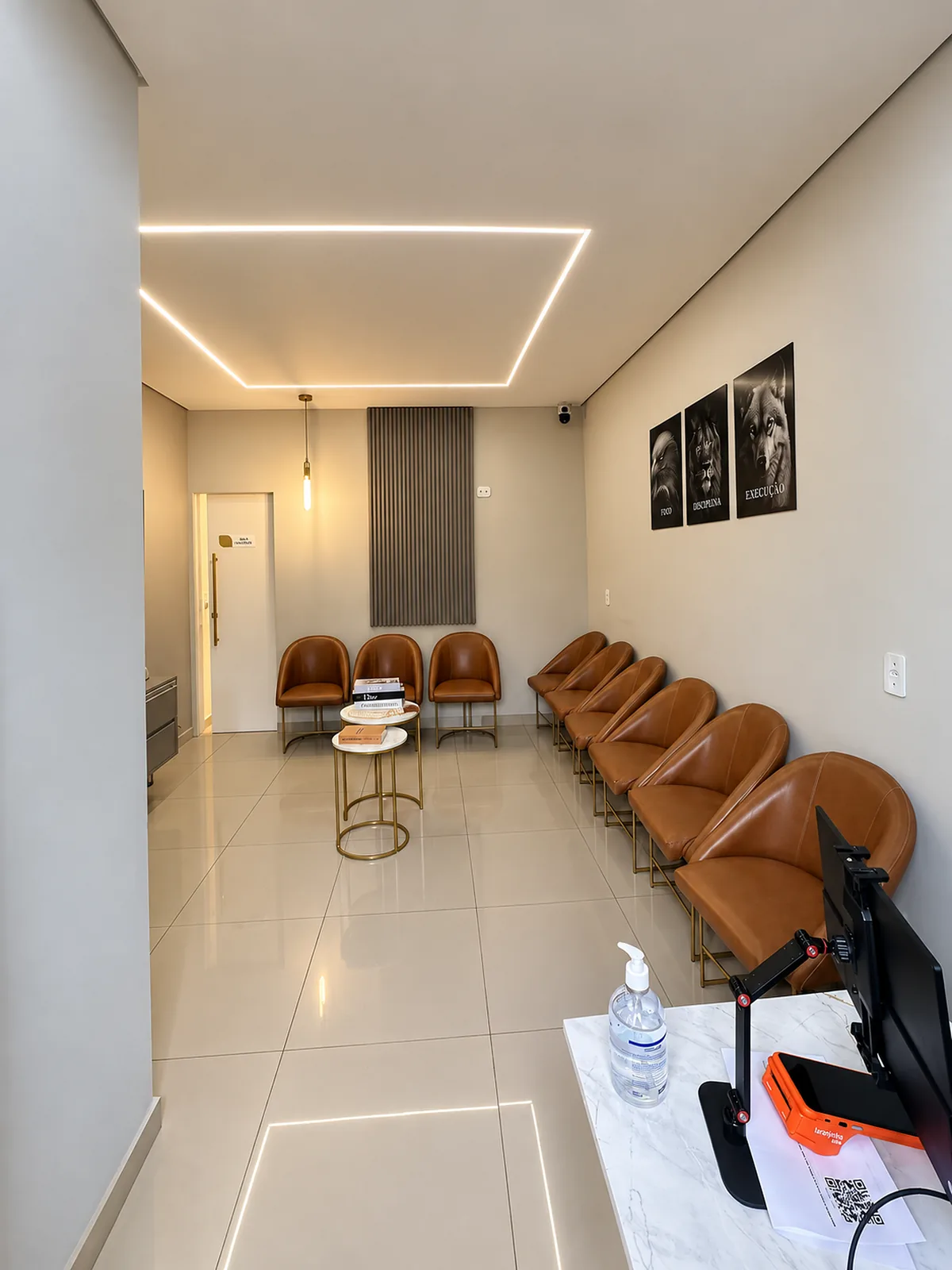 Sala de espera ampla da Clínica Landim, com cadeiras enfileiradas