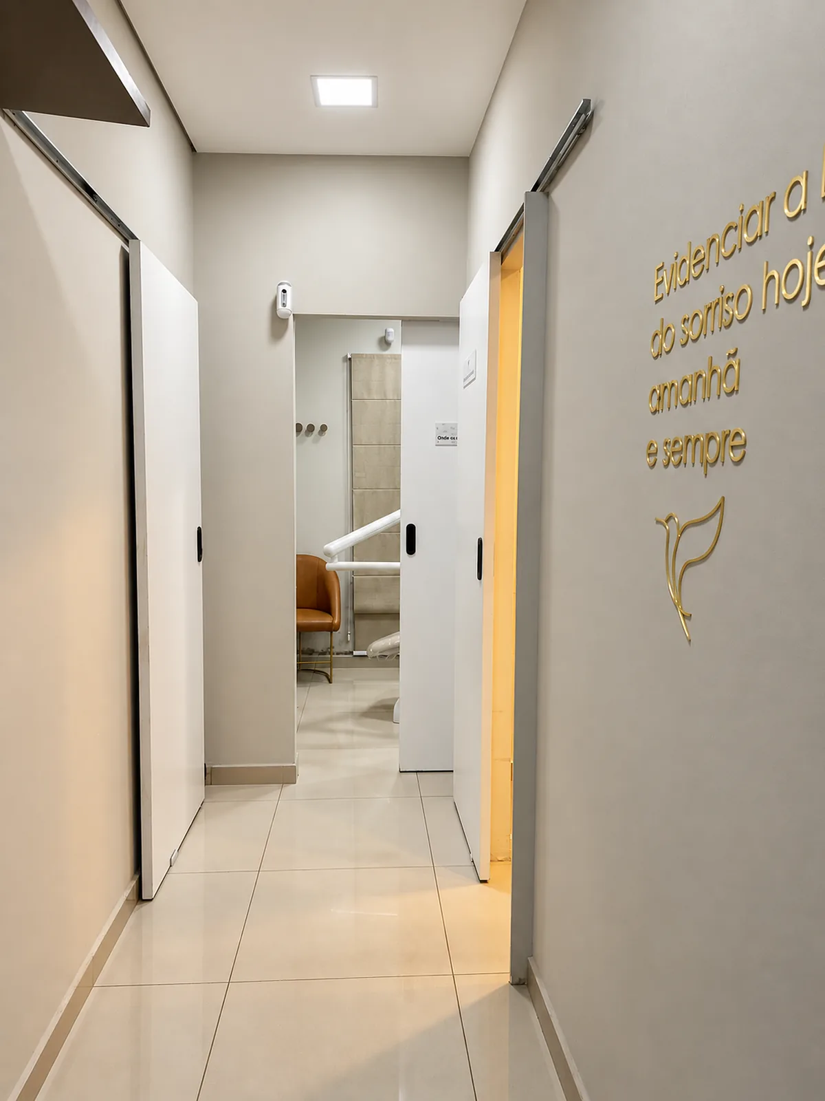 Corredor de acesso aos consultórios, com a marca da Clínica Landim na parede