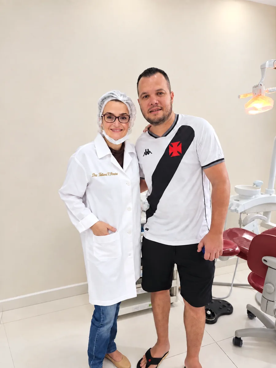 Dra. Tatiana V. Pereira ao lado de paciente atendido na LT Odontologia