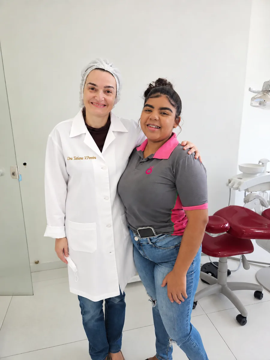 Dra. Tatiana V. Pereira com paciente em tratamento ortodontico na LT Odontologia
