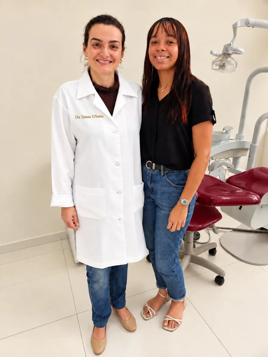 Dra. Tatiana V. Pereira com paciente em tratamento ortodontico na LT Odontologia